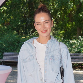 Modelka zkombinovala denim na denim s kovbojskými doplňky.