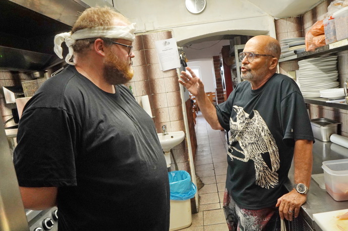FOTO: Vlastnit restauraci nikdy není jednoduché. – stránka 49