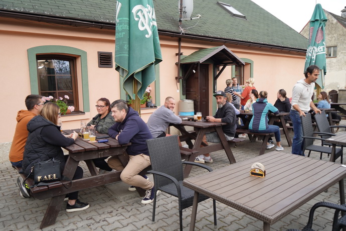 FOTO: Plná zahrádka. – stránka 35