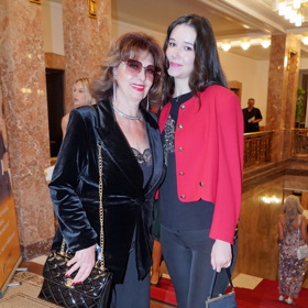 Saskia Burešová letos do Náchoda na finále Muže roku přijela v doprovodu půvabné vnučky. 