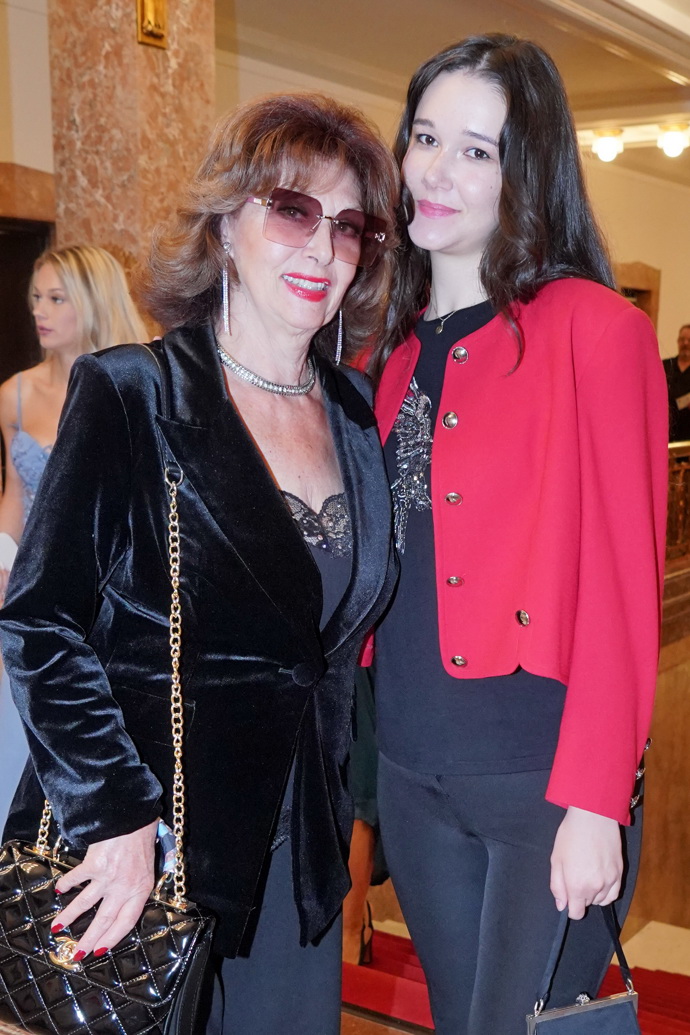 FOTO: Saskia Burešová nechaběla. – stránka 2