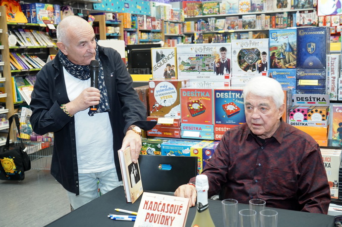 FOTO: Jiří Krampol se svým manažerem Milošem Schmiedbergerem. – stránka 114