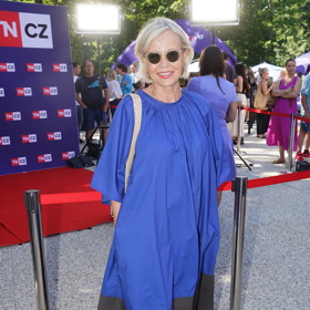 Jana Švandová vynesla jednoduché šaty v barvě královské modři s černým lemem na sukni. 
