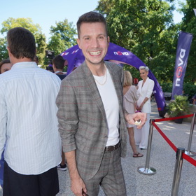 Martin Hranáč přišel v károvaném obleku, který doplnil bílými teniskami a bílým tričkem. 