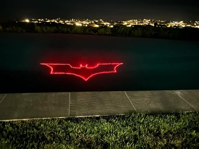 FOTO: Bat signál u Perryho v bazénu. – stránka 2