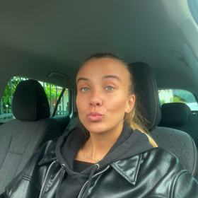 Nová přítelkyně Kazmy.