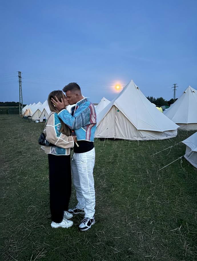 FOTO: Tereza Kopecká a Kamil Bartošek se pusinkují. – stránka 7
