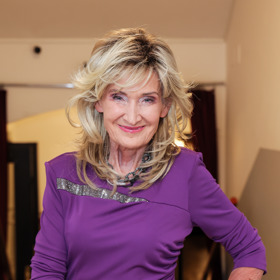 Zuzana Bubílková dokazuje, že výraznějšího odstínu se nemusíte bát ani po sedmdesátce. 