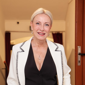 Zpěvačka a herečka doplnila bílé kalhoty černou propínací vestou a ladícím sakem s černými kontrastními detaily.