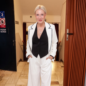 Šansoniérka Renata Drössler působila v černobílém outfitu s kalhotami střihu culottes velmi mladistvě.