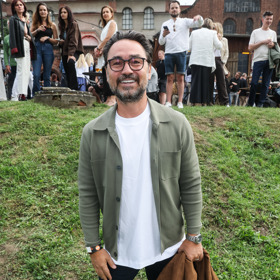 Režisér Biser Arichtev oblékl bílé tričko a khaki svetřík.