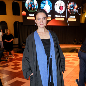 Herečka Eva Podzimková oblékla černý kabát a modrý svetřík. 