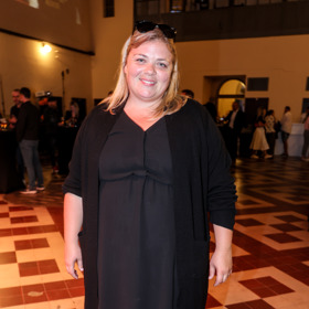 Herečka Lucie Polišenská vyrazila na večírek v černých šatech a černém svetříku.