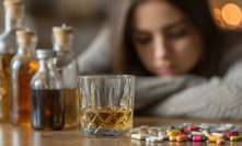 Samoléčba alkoholem, konopím nebo léky proti bolesti je v Evropě běžná praxe. Pomoc existuje, upozorňuje Národní linka pro odvykání 