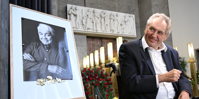 FOTO: Nedůstojné hrátky kolem (ne)účasti Miloše Zemana na pohřbu Jiřího Krampola