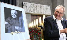 Nedůstojné hrátky kolem (ne)účasti Miloše Zemana na pohřbu Jiřího Krampola
