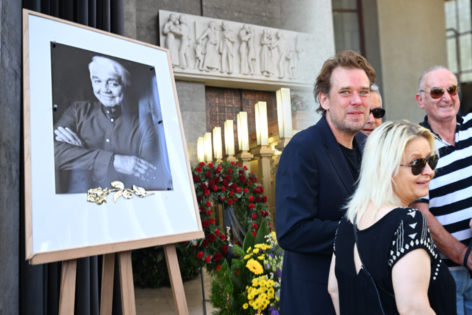 FOTO: Vyženěný syn Martin Krampol na pohřbu otčíma Jiřího.