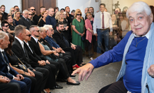 Pohřeb Jiřího Krampola a boj o první řadu