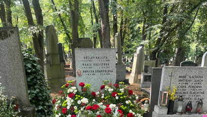 FOTO: Budoucí místo posledního odpočinku Jiřího Krampola vypadalo den po pohřbu herce nádherně. Jako by rozkvetlo.