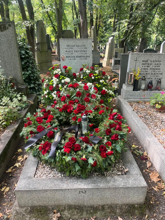FOTO: Budoucí místo posledního odpočinku Jiřího Krampola vypadalo den po pohřbu herce nádherně. Jako by rozkvetlo. – stránka 2