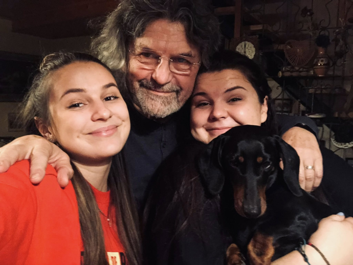 FOTO: Petr Dopita s dcerami Agátou (vlevo) a Annou a jezevčicí Bellou
