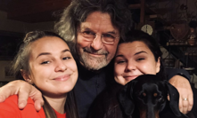 Petr Dopita s dcerami Agátou (vlevo) a Annou a jezevčicí Bellou