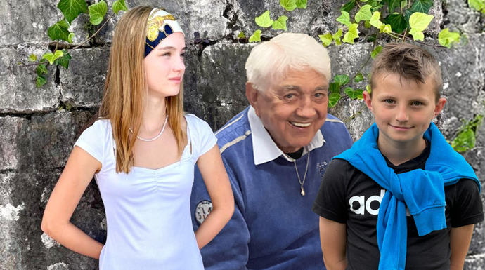 FOTO: Jiří Krampol a vnoučata od syna Jiřího  Suvajdžiče Bela a Alex