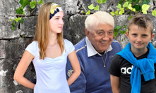 Jiří Krampol a vnoučata od syna Jiřího  Suvajdžiče Bela a Alex