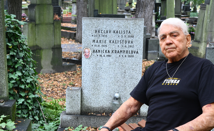 FOTO: Jiří Krampol spočine v hrobu vedle manželky Hanky. – stránka 144