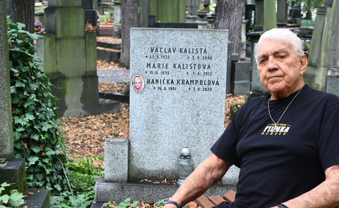 FOTO: Jiří Krampol spočine v hrobu vedle manželky Hanky. – stránka 143