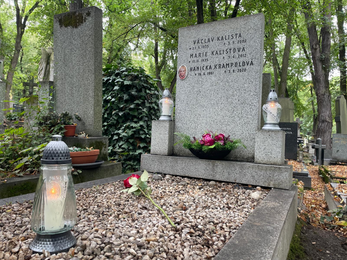 FOTO: Hrob Hany Krampolové byl den po pětiletém výročí jejího úmrtí konečně důstojný a uklizený. – stránka 3