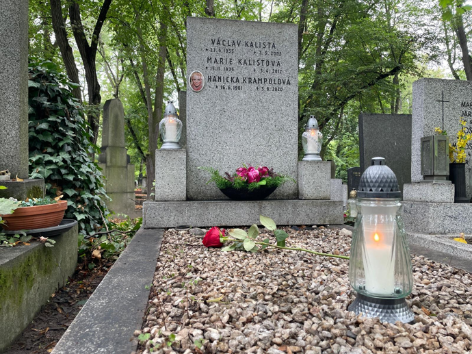 FOTO: Hrob Hany Krampolové byl den po pětiletém výročí jejího úmrtí konečně důstojný a uklizený. – stránka 2