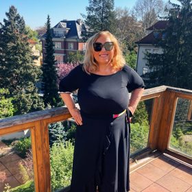 Halina Pawlowská ve své oblíbené letní kombinaci - sukni a tričku, které dohromady budí dojem šatů.