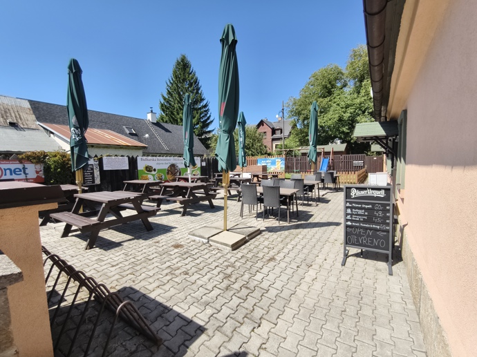 FOTO: Restaurace Ořechovka měla i příjemné posezení venku. – stránka 116