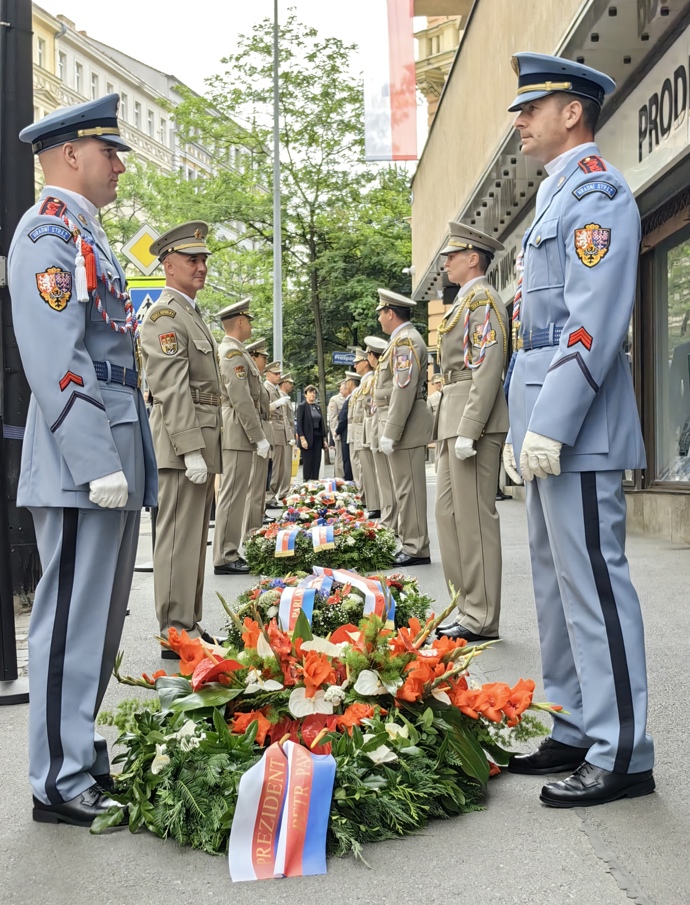 FOTO: Hradní stráž s věnci. – stránka 1