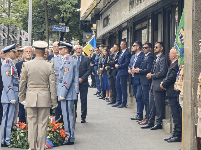 FOTO: Hradní stráž před rozhlasem. – stránka 5