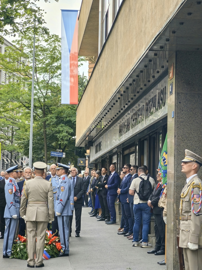 FOTO: Vzpomínkový akt. – stránka 8
