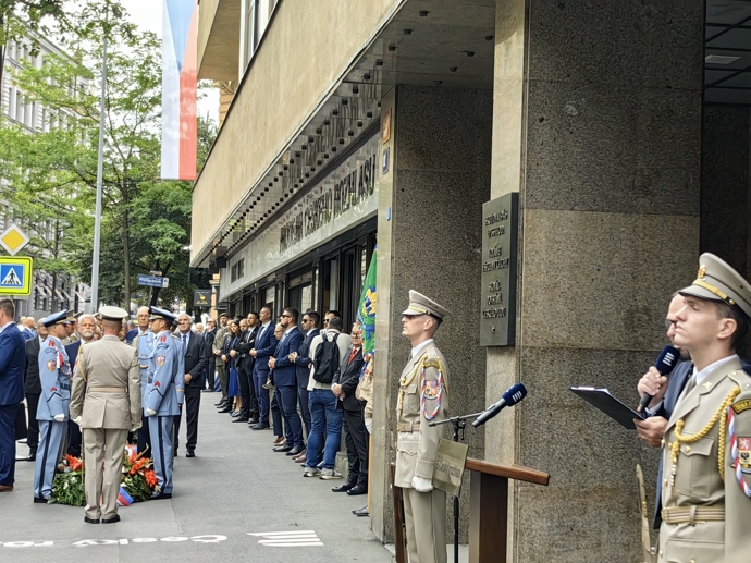 FOTO: Vzpomínkový akt před rozhlasem. – stránka 7