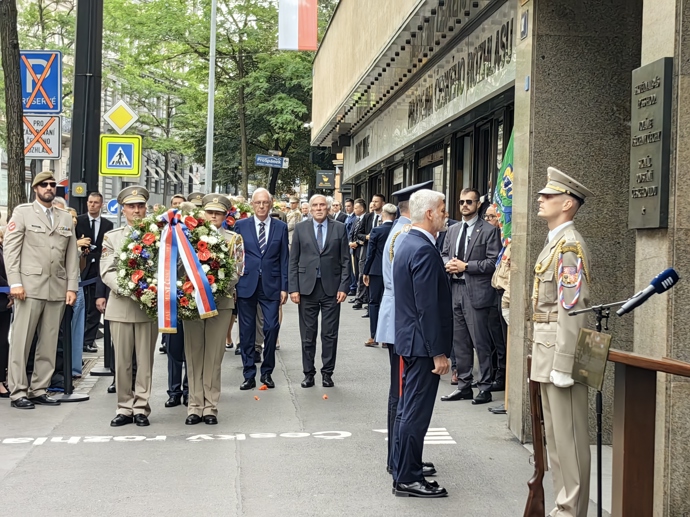 FOTO: Petr Pavel před rozhlasem. – stránka 9