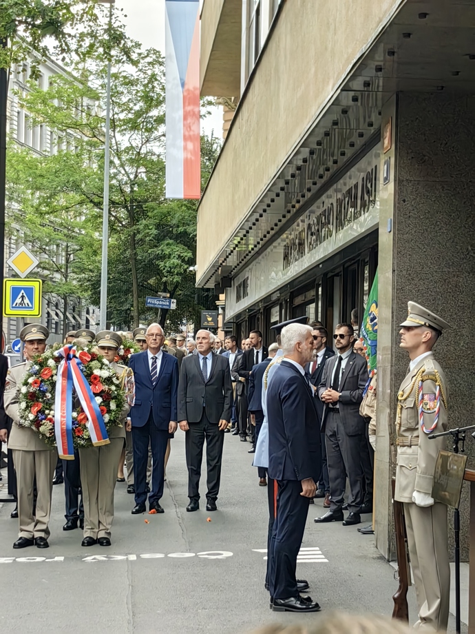 FOTO: Petr Pavel před rozhlasem. – stránka 11
