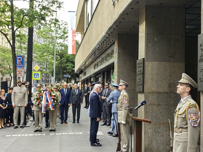 FOTO: Uctění hrdinství pracovníků rozhlasu. – stránka 13