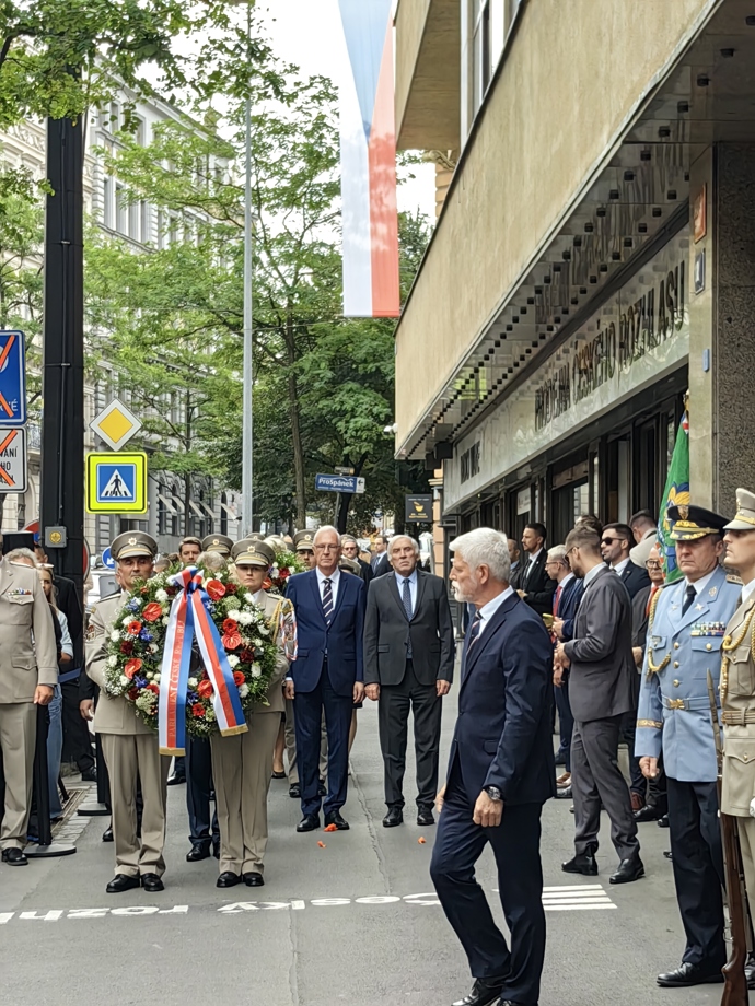 FOTO: Před rozhlasem probíhaly v roce 1968 boje. – stránka 12