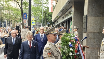 FOTO: Politici přišli vzdát hold.