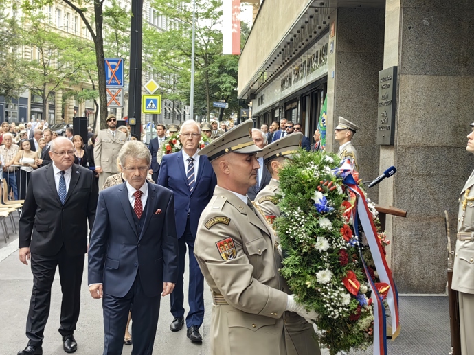 FOTO: Politici přišli vzdát hold. – stránka 16