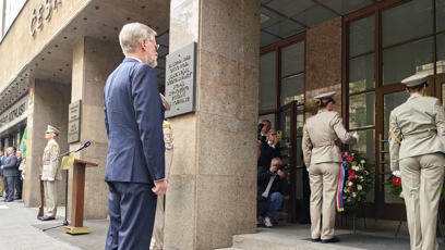 FOTO: Pietní akt před rozhlasem.