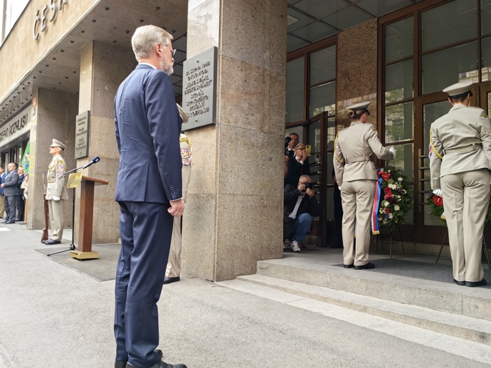 FOTO: Pietní akt před rozhlasem. – stránka 25