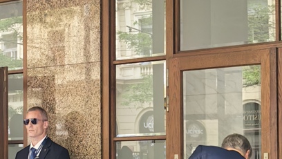 FOTO: Politici kladli věnce.