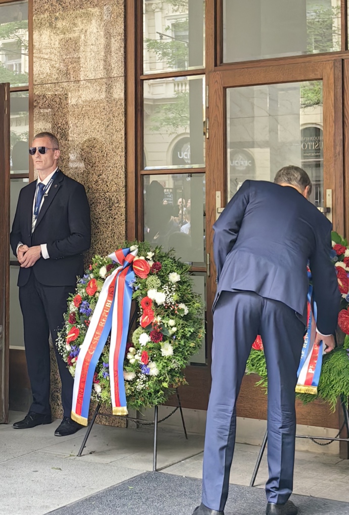 FOTO: Politici kladli věnce. – stránka 17