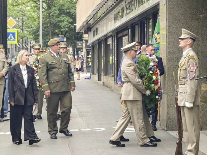 FOTO: Jana Černochová přišla vzdát hold. – stránka 26