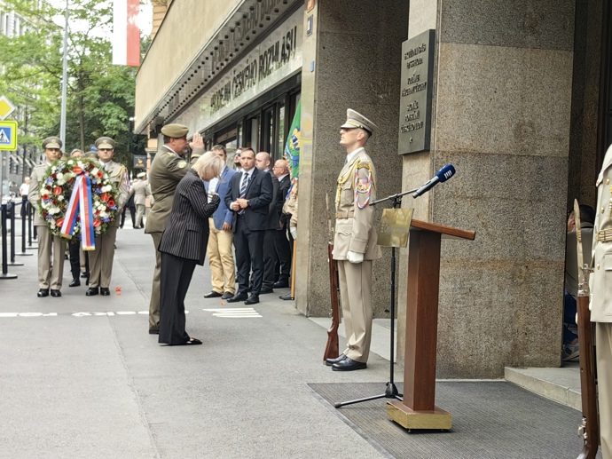 FOTO: Politici přišli zavzpomínat na 21. srpen 1968. – stránka 24